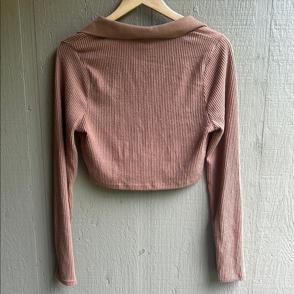 Minimalist Ribbed Knit Brown Collared V-Neck Crop Top - Picture 5 of 5